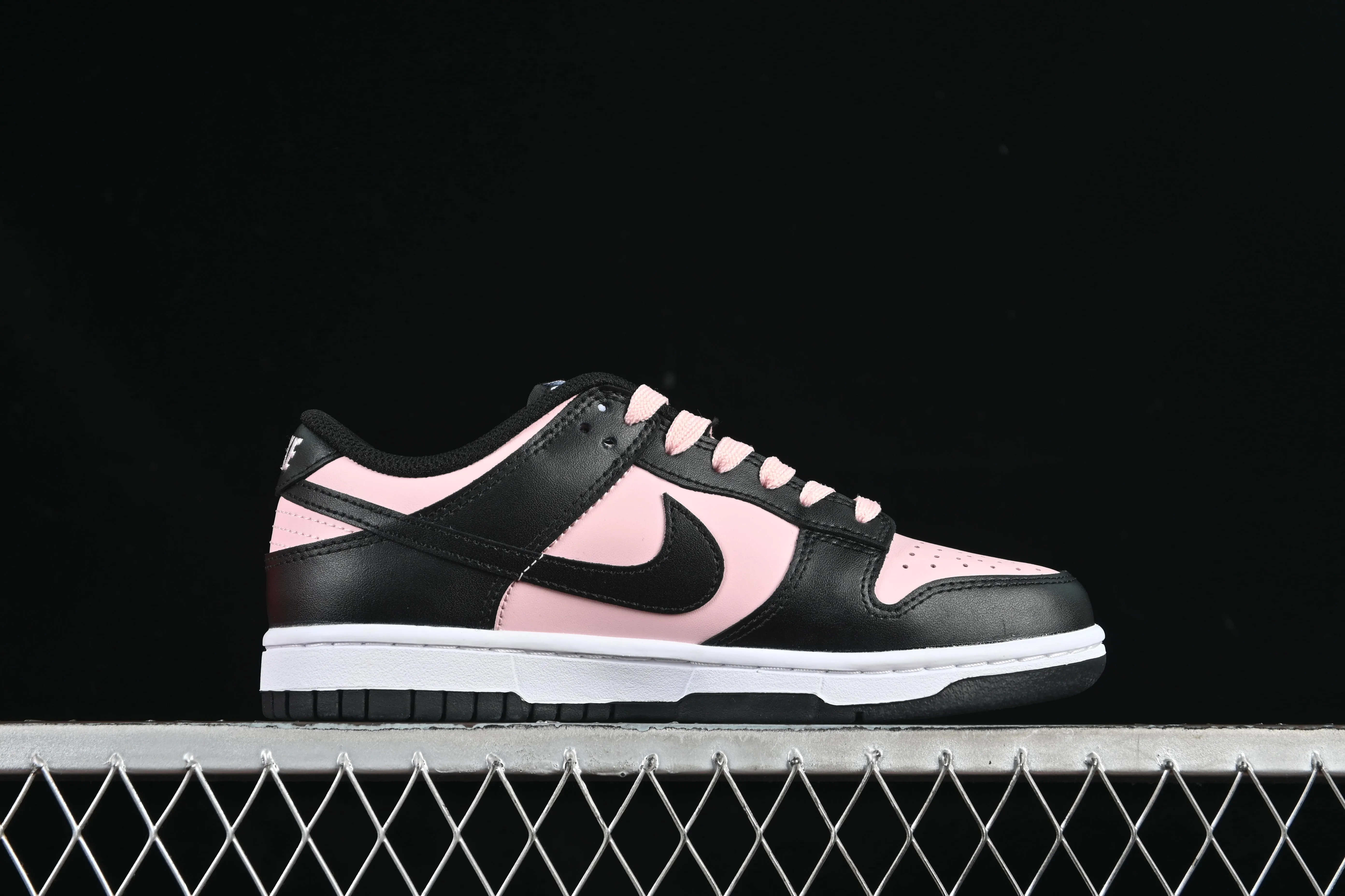 All categories Nk SB Dunk series Nk SB Dunk Low low-top sneakers Nike SB Dunk Low black and pink low-top casual sneakers CW1590-100
